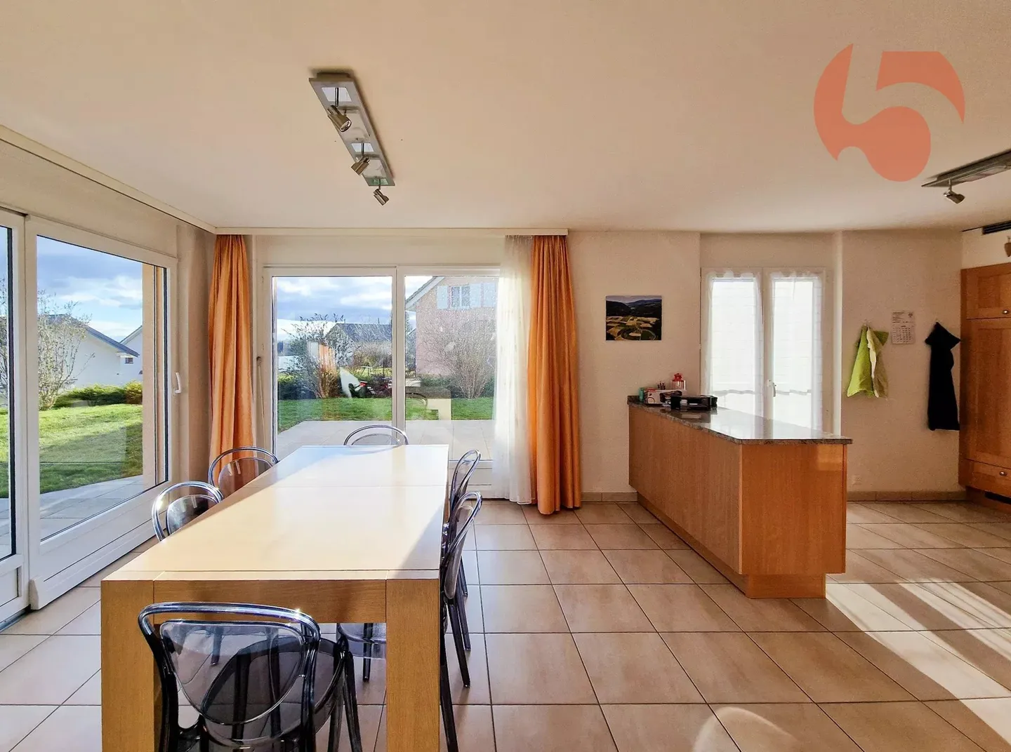 6 km from Montagny En Chamard, individual villa with 6.5 rooms, 3 garage spaces and 6 outdoor spaces - Photo 10 of 13