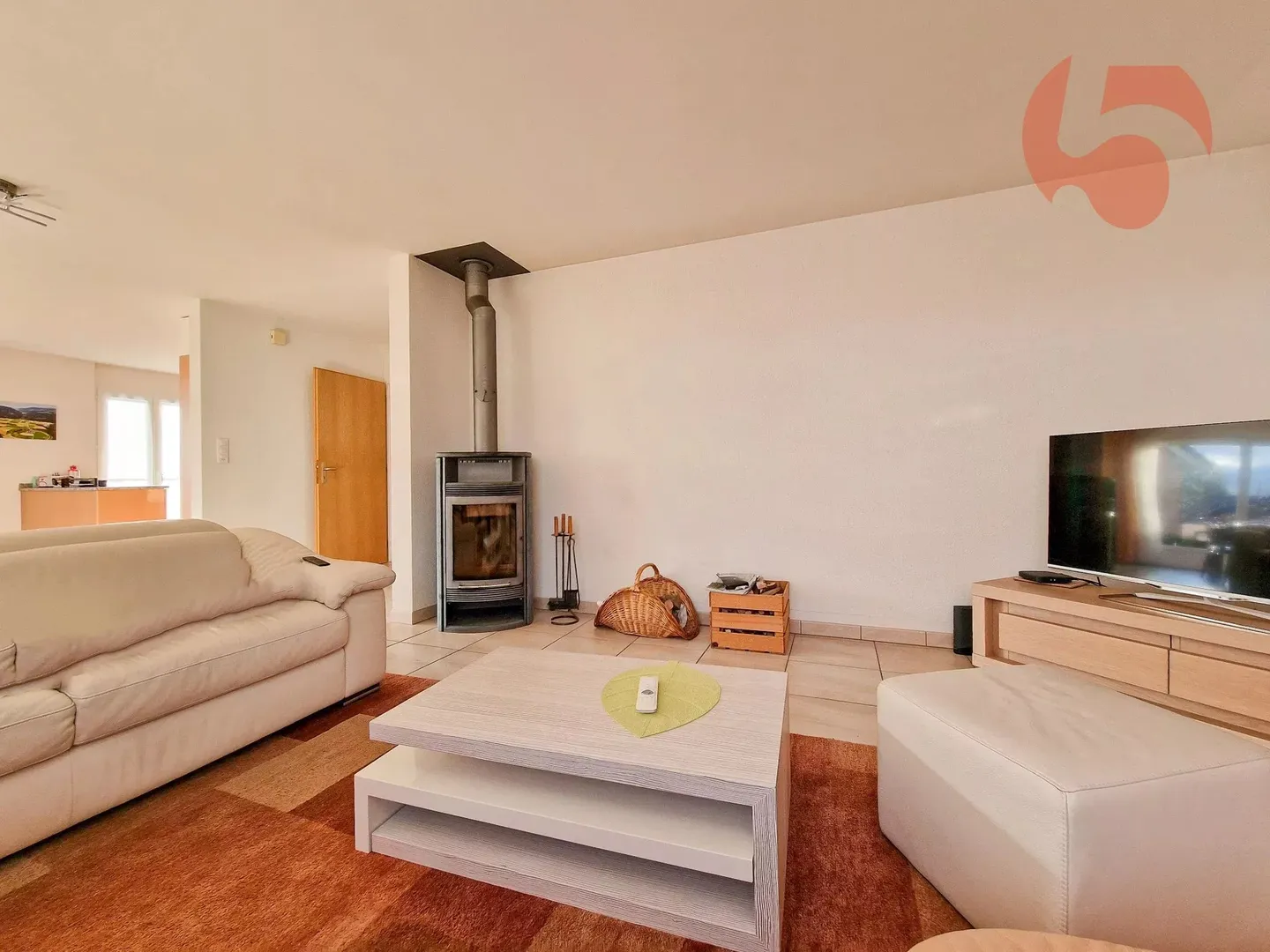 6 km from Montagny En Chamard, individual villa with 6.5 rooms, 3 garage spaces and 6 outdoor spaces - Photo 11 of 13