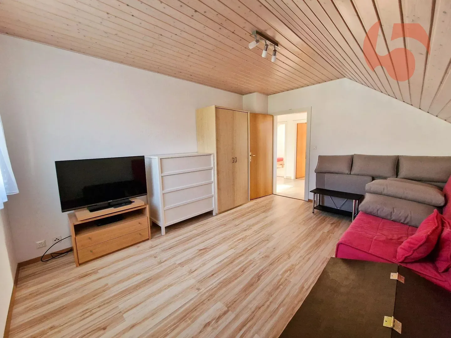 6 km from Montagny En Chamard, individual villa with 6.5 rooms, 3 garage spaces and 6 outdoor spaces - Photo 12 of 13