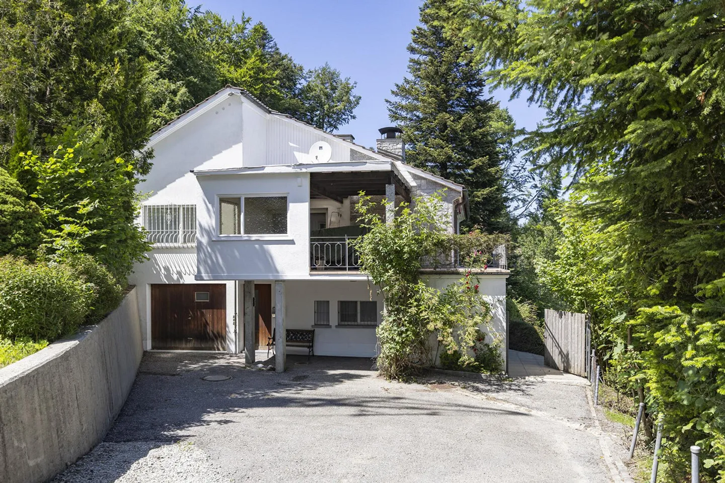 Detached single-family house with a separate apartment - Photo 1 of 21