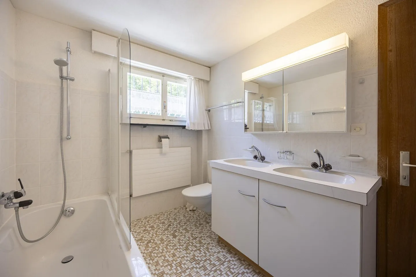 Detached single-family house with a separate apartment - Photo 10 of 21