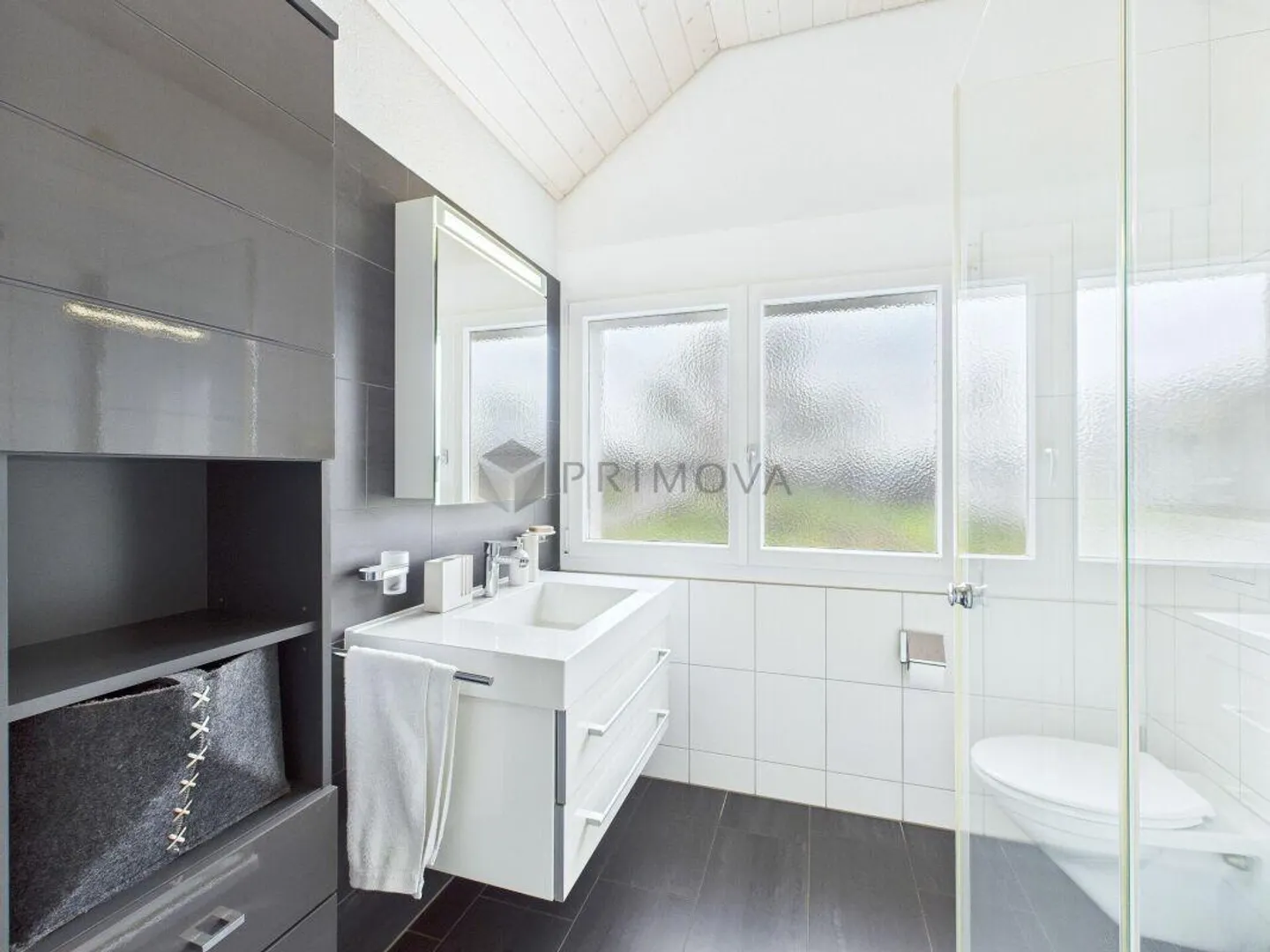 Maison familiale exclusive sur un terrain spacieux avec un panorama naturel impressionnant - Photo 11 sur 12