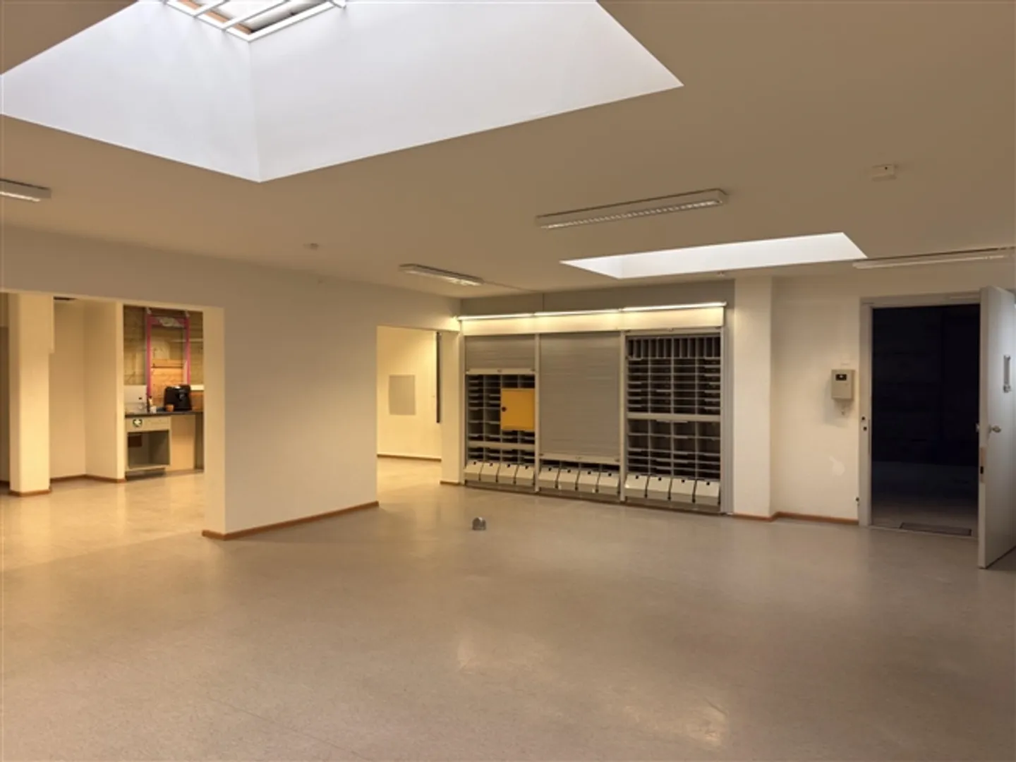 Unusual 100 m² commercial space in the heart of Ovronnaz - Photo 1 of 7