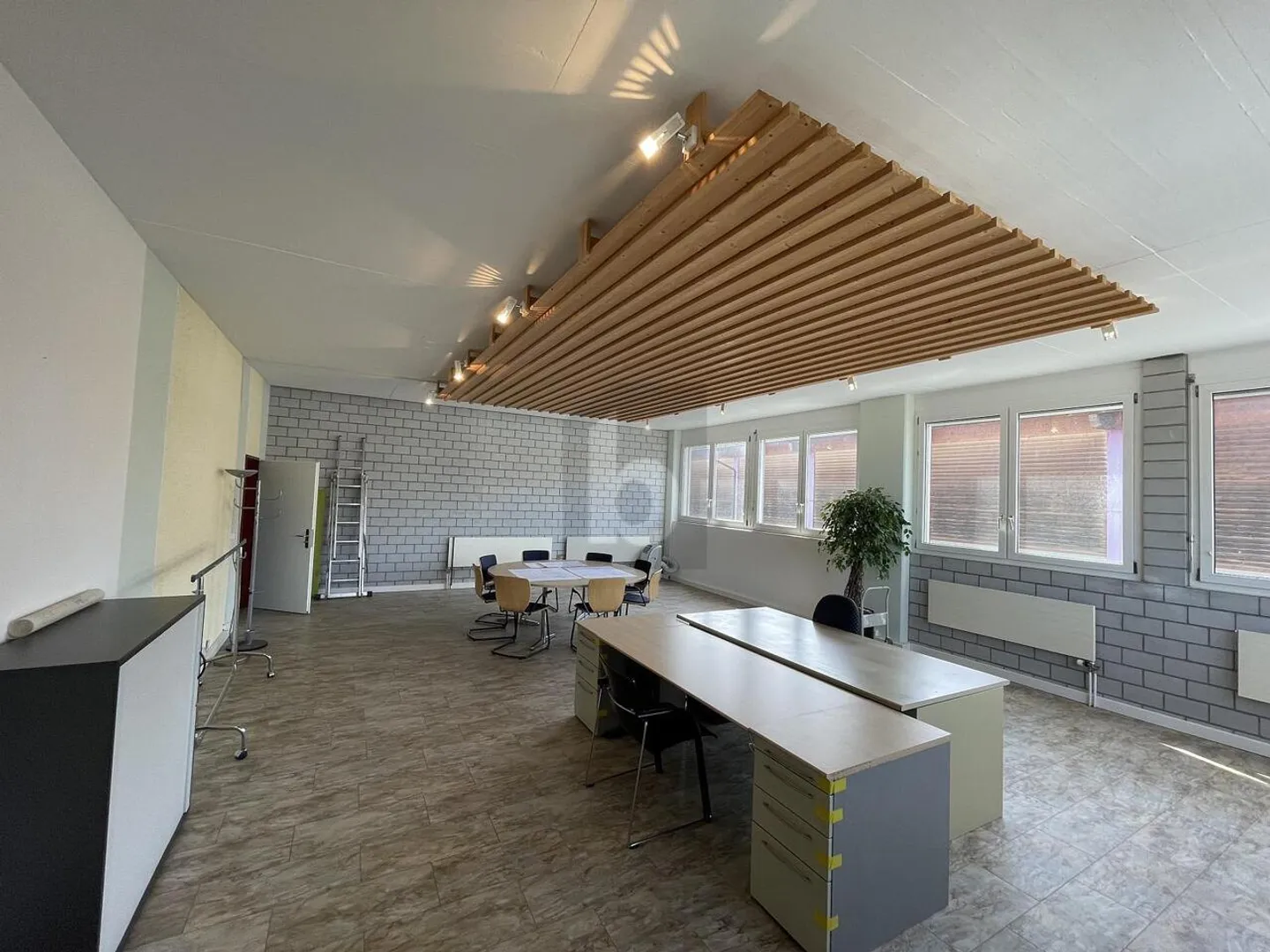 BRIGHT AND SPACIOUS IN AN IDEAL LOCATION - Photo 4 of 5