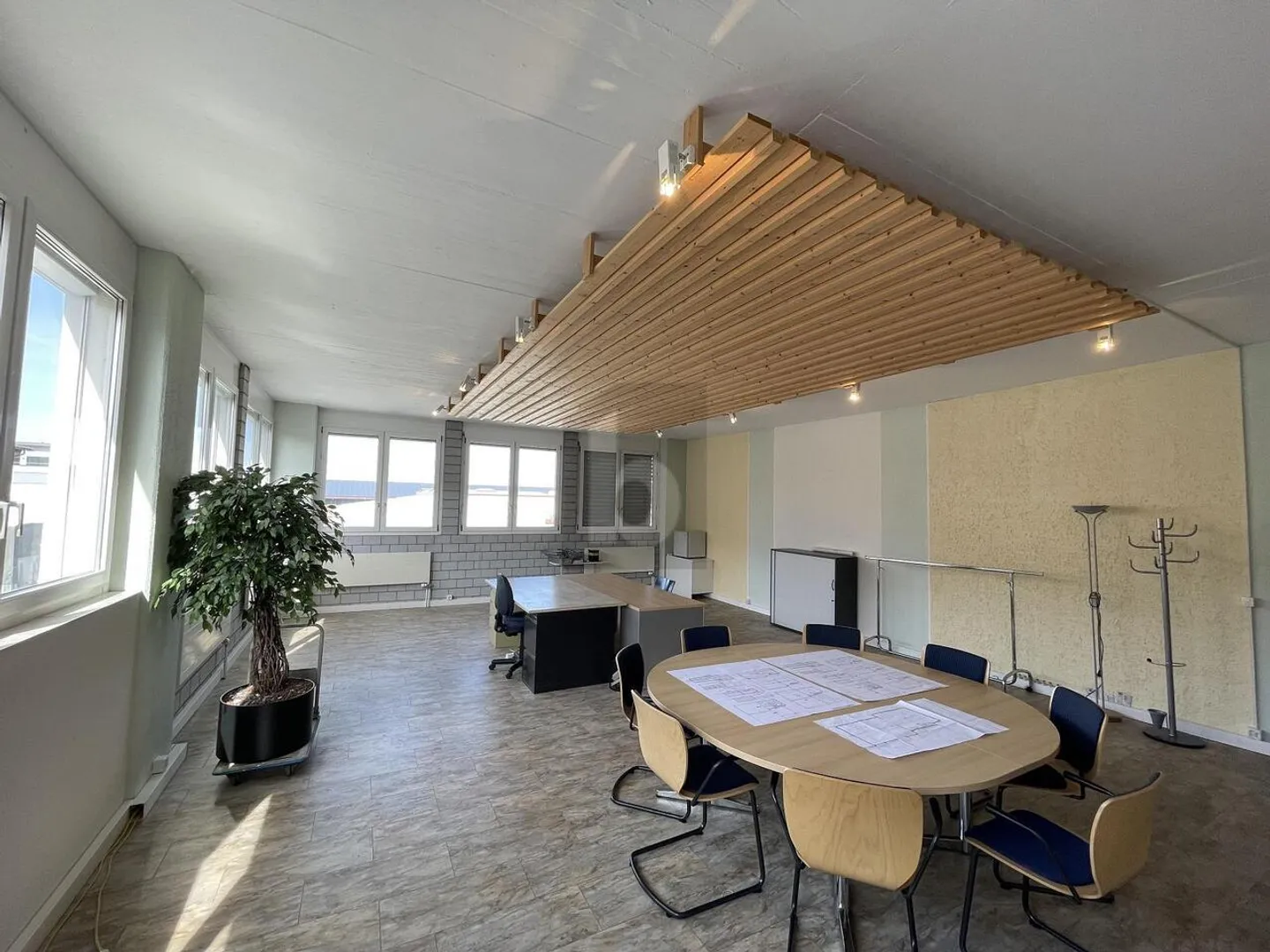 BRIGHT AND SPACIOUS IN AN IDEAL LOCATION - Photo 2 of 5