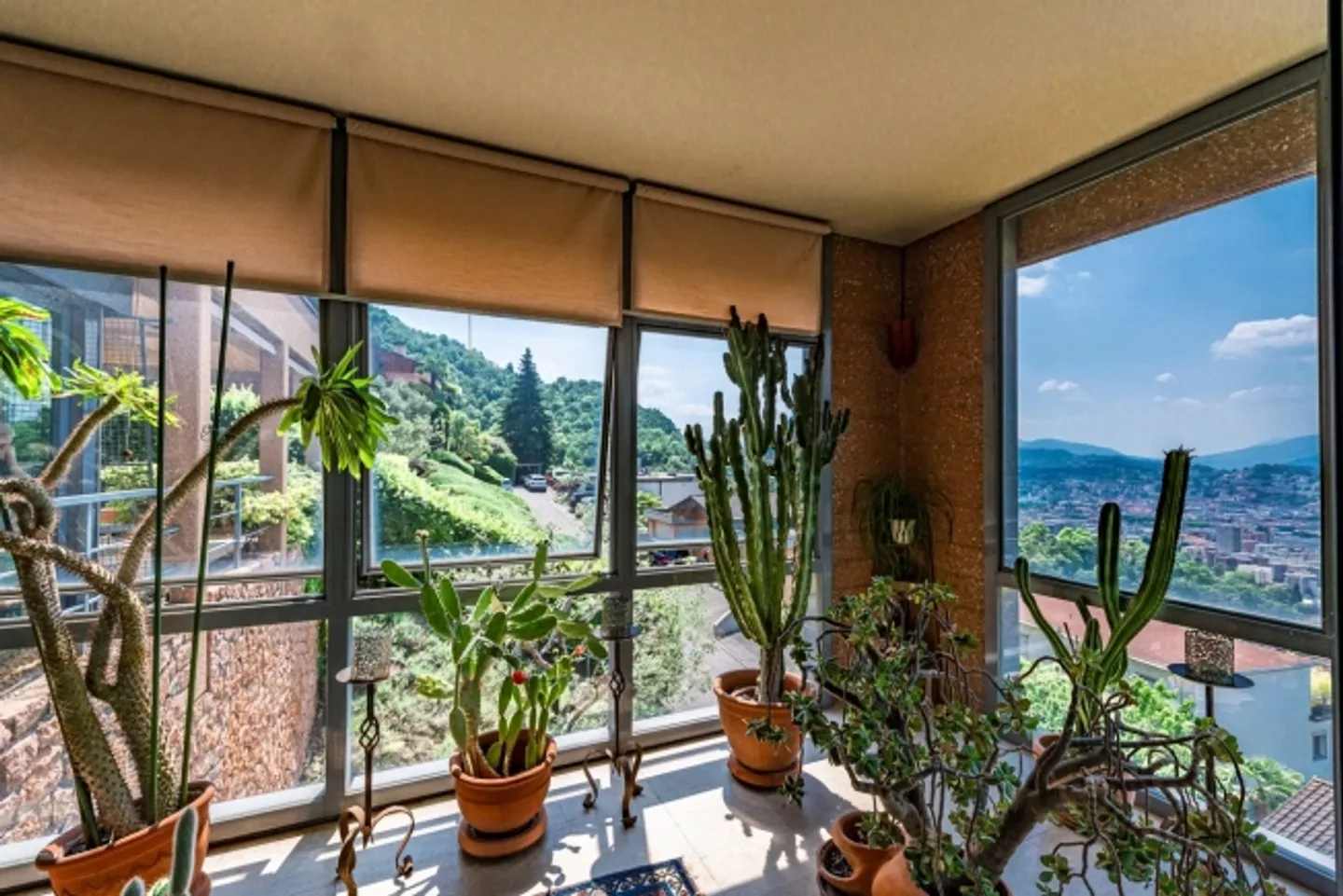 Modern House with Beautiful Lake View - Photo 14 of 19