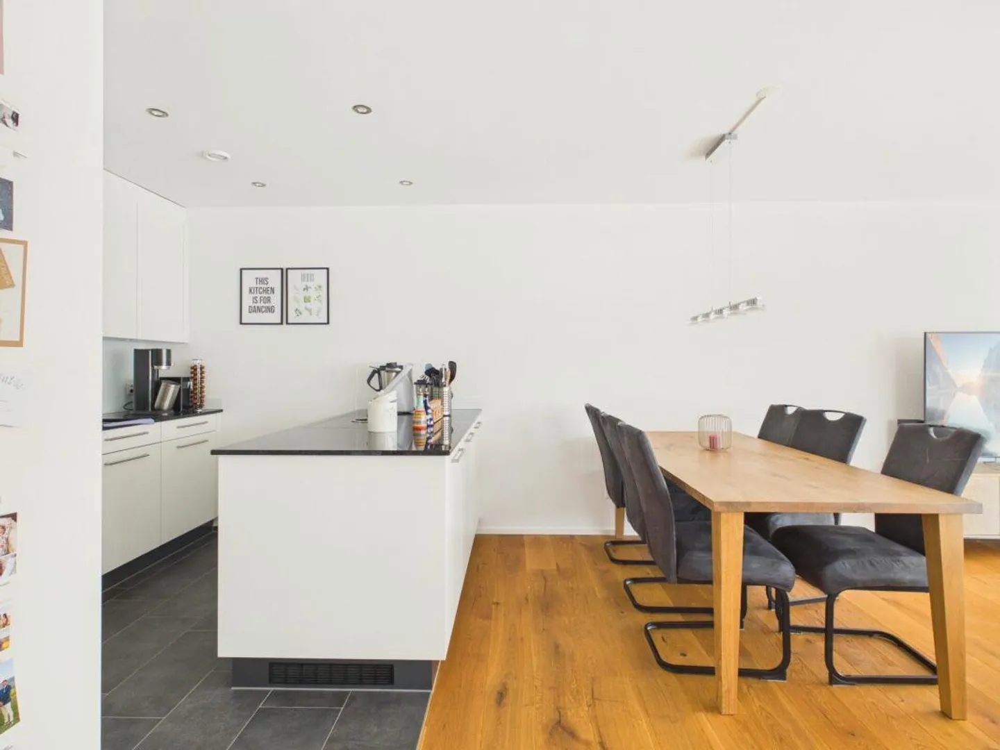 Modern penthouse apartment with sunny terrace - Photo 4 of 15