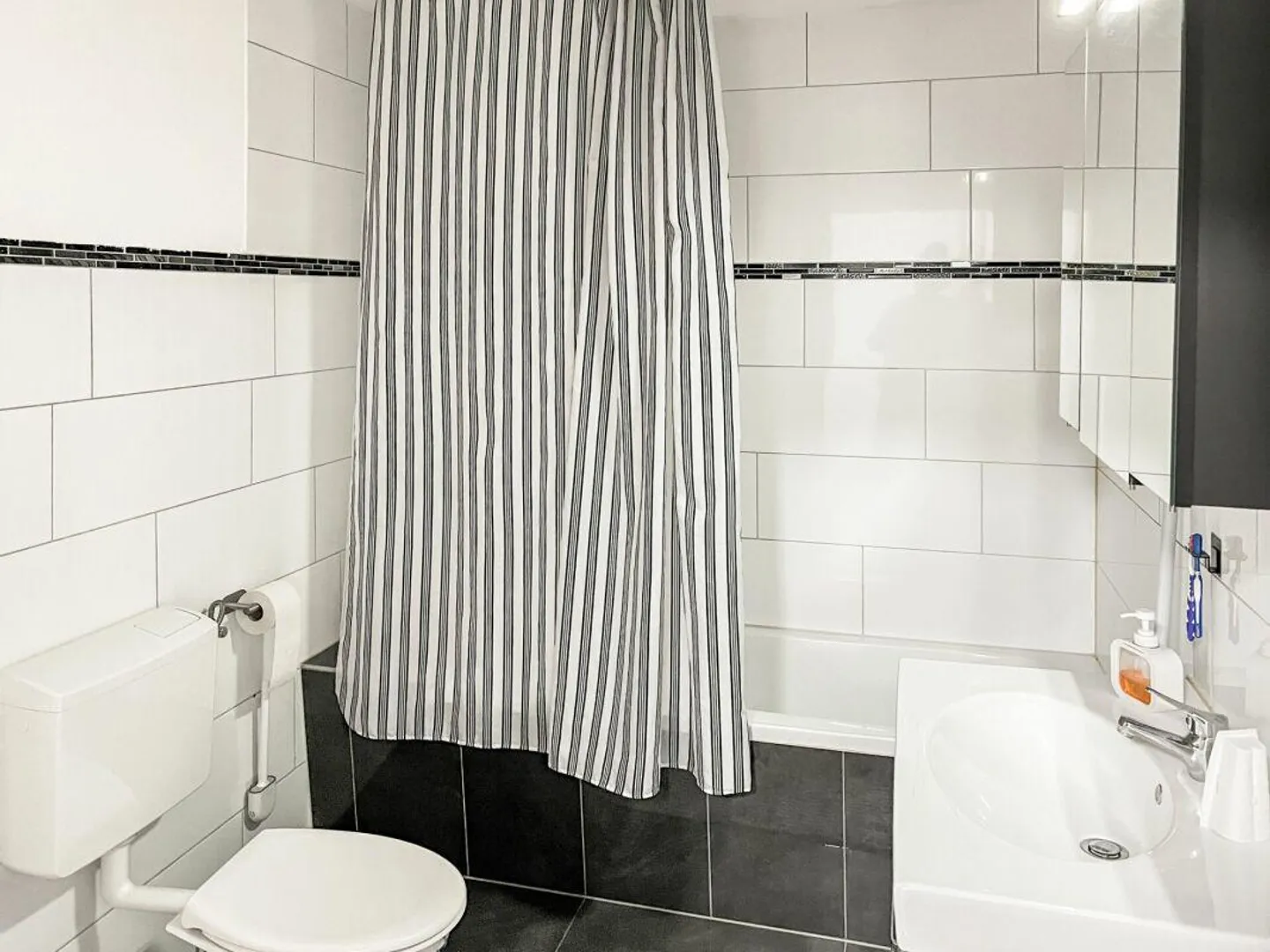 Maison bifamiliale avec balcon, cheminée et grand espace disponible - Photo 10 sur 12