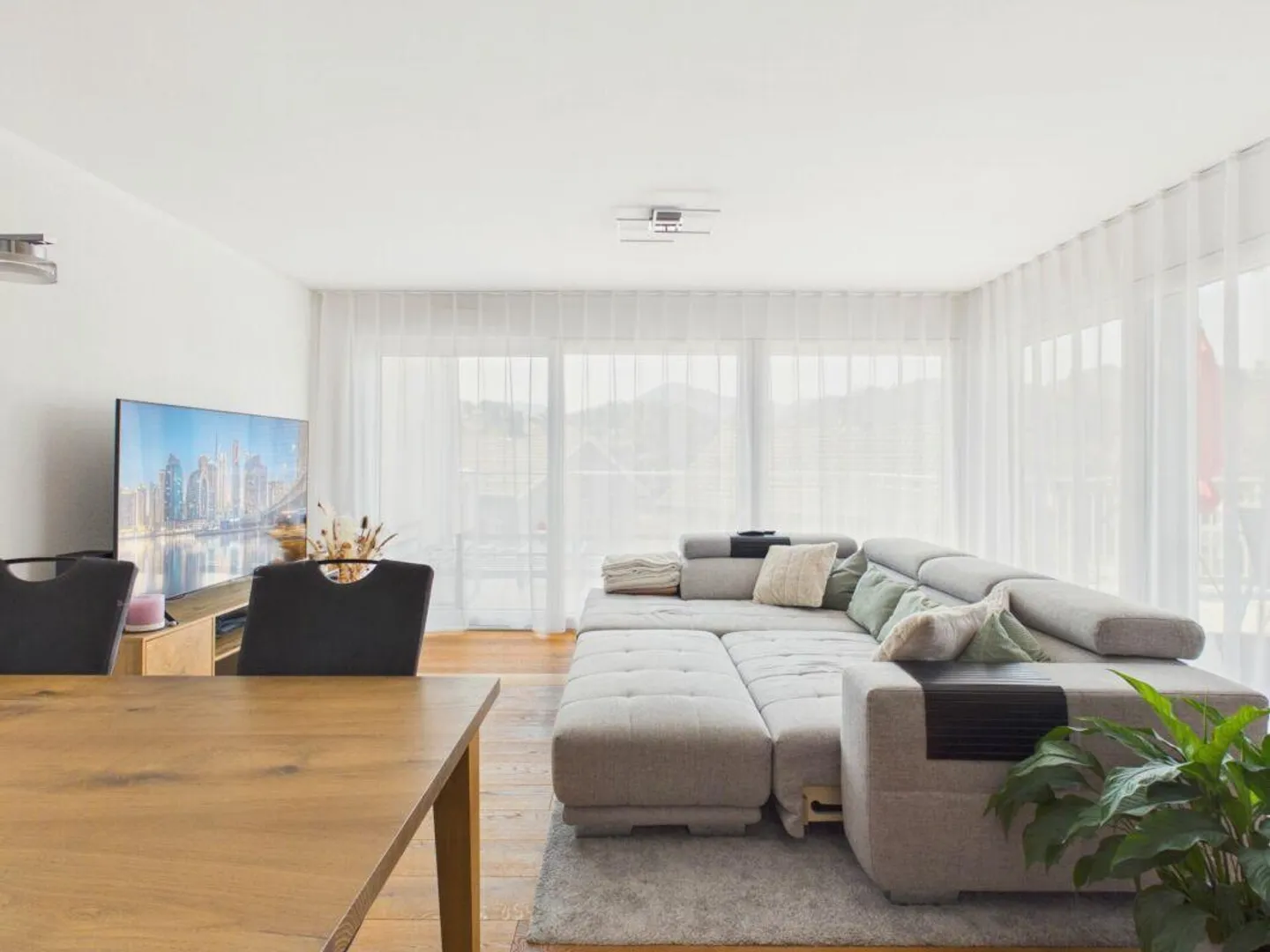 Modern penthouse apartment with sunny terrace - Photo 2 of 15