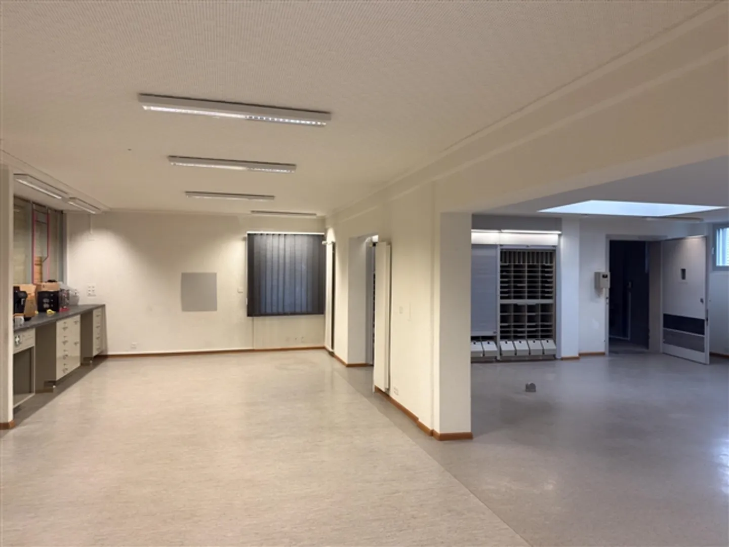 Unusual 100 m² commercial space in the heart of Ovronnaz - Photo 2 of 7