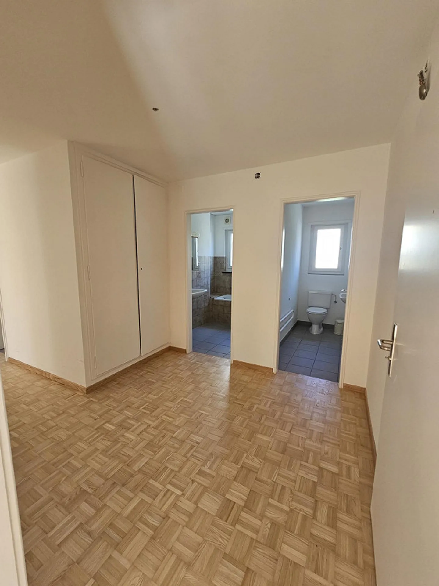 Quiet and preferred residential area: 4.5 room apartment - Photo 2 of 15