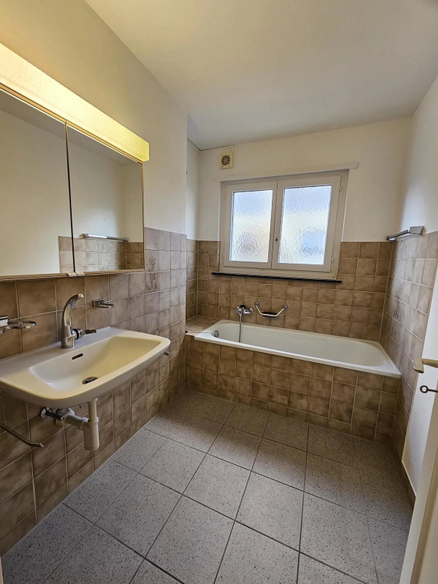 Quiet and preferred residential area: 4.5 room apartment - Photo 4 of 15