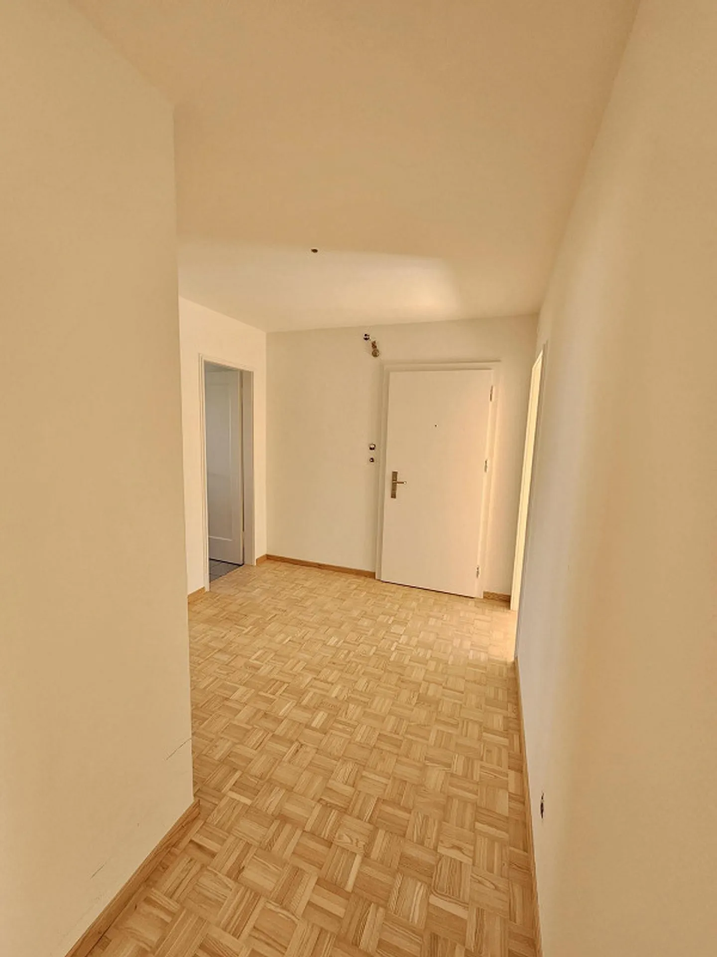 Quiet and preferred residential area: 4.5 room apartment - Photo 10 of 15