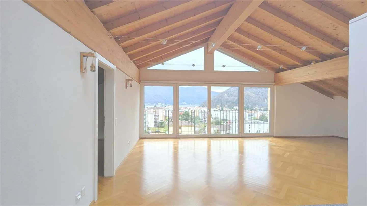 Caslano, magnifique penthouse 4,5 dans une vieille maison - Photo 1 sur 13