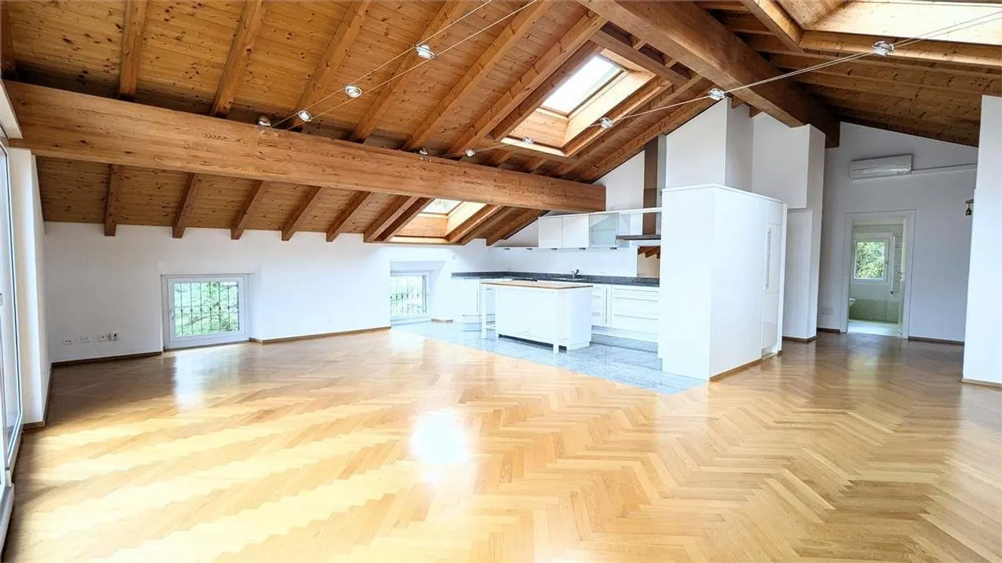 Caslano, magnifique penthouse 4,5 dans une vieille maison - Photo 2 sur 13