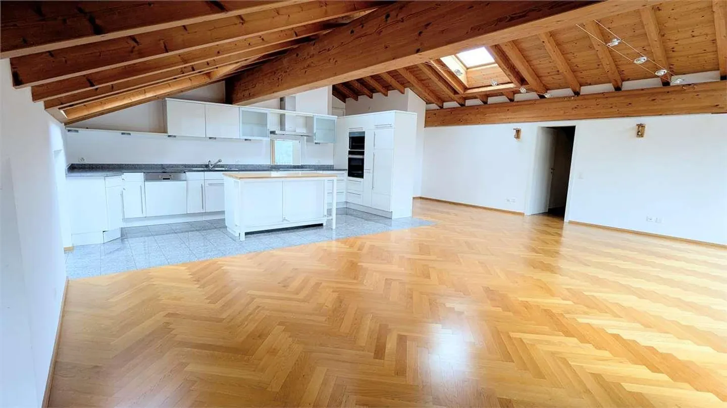 Caslano, magnifique penthouse 4,5 dans une vieille maison - Photo 3 sur 13