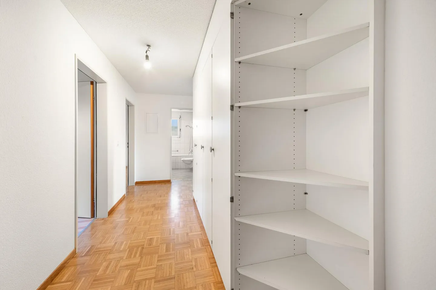 Appartement en copropriété de 4,5 pièces - Point central du rez-de-chaussée - Photo 2 sur 12