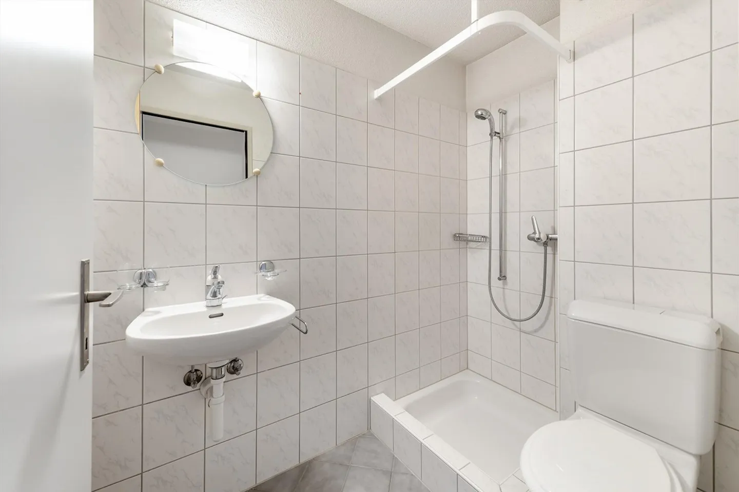 Appartement en copropriété de 4,5 pièces - Point central du rez-de-chaussée - Photo 3 sur 12