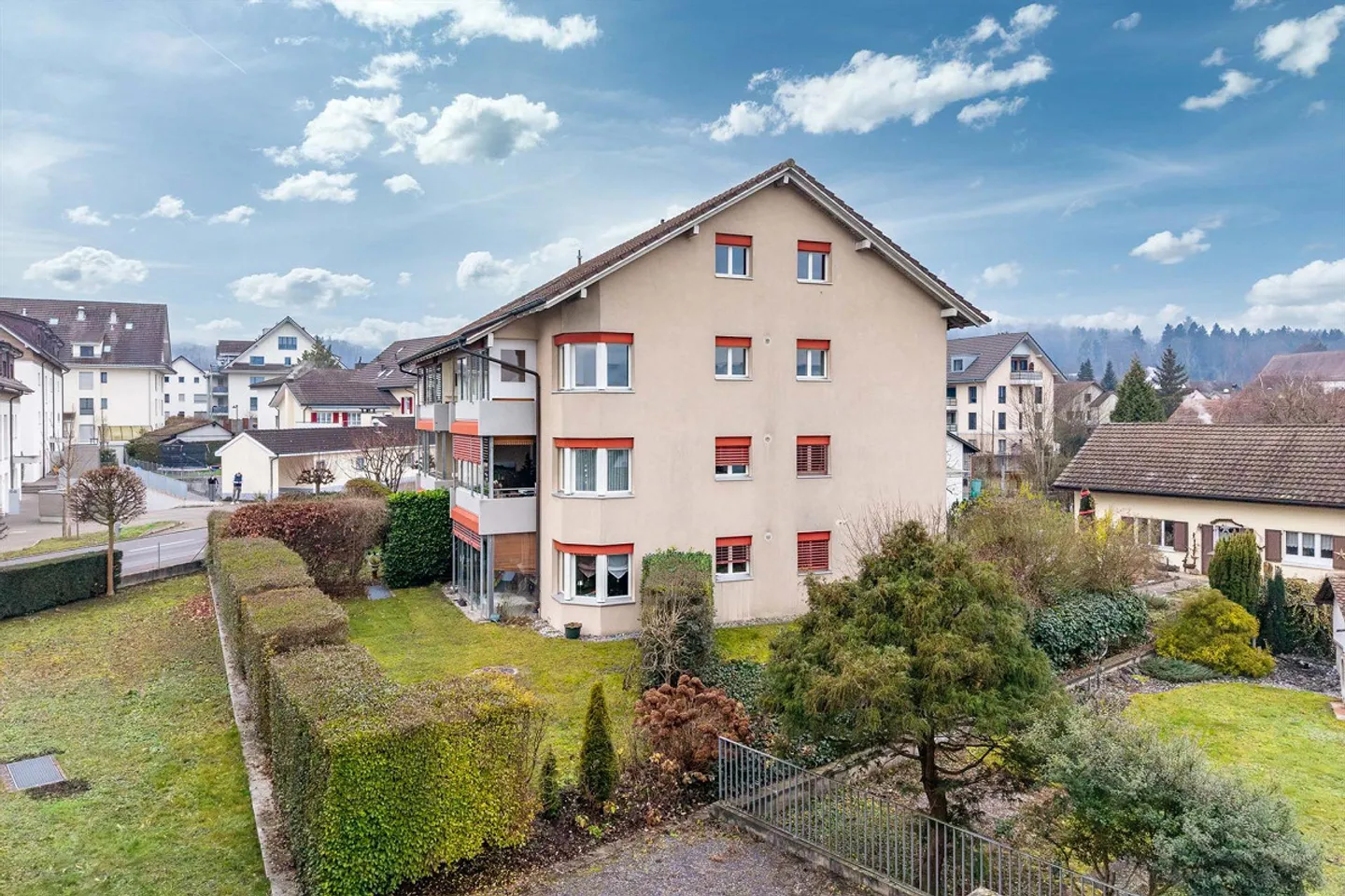 Appartement en copropriété de 4,5 pièces - Point central du rez-de-chaussée - Photo 1 sur 12