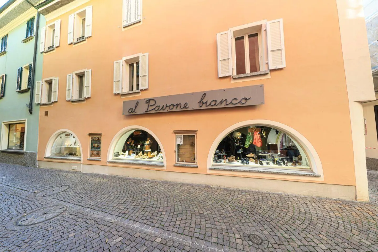 White Peacock - Photo 3 of 7