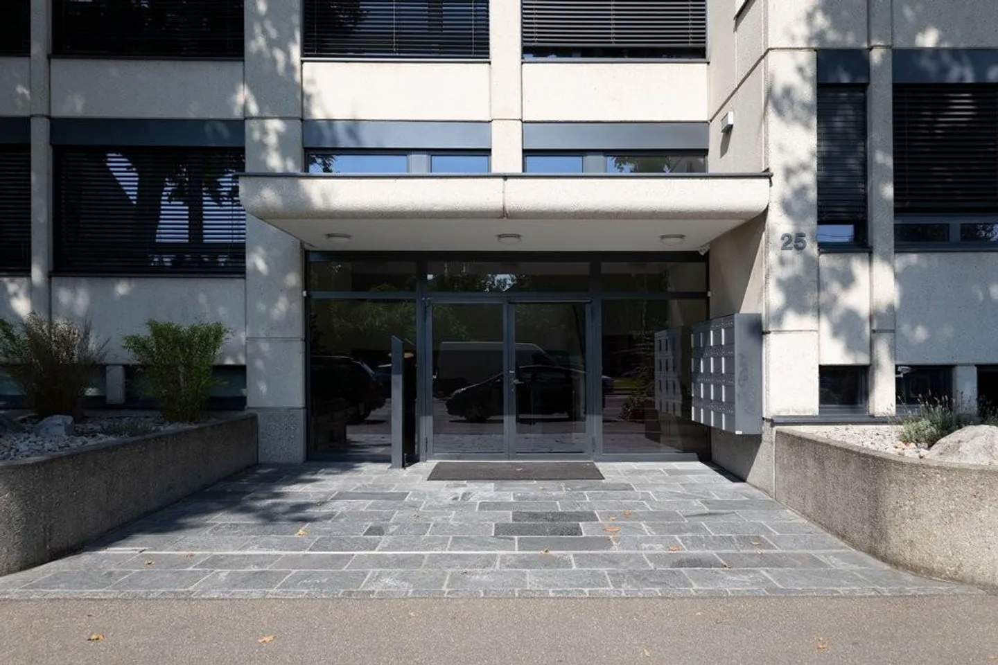 Spacious 2.5-room apartment in luxurious property - Photo 2 of 13