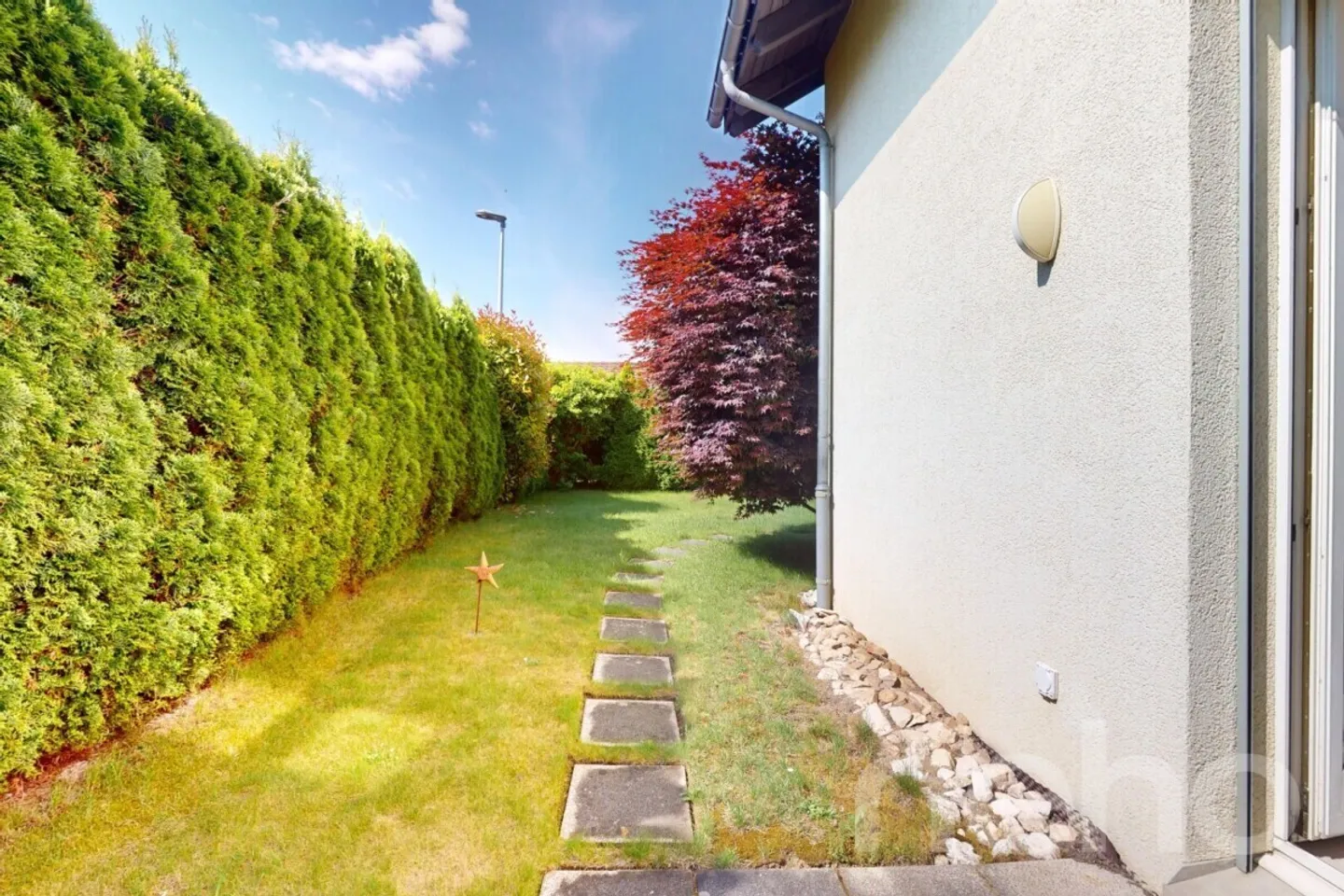 Casa affascinante in una posizione tranquilla con giardino e box auto - Foto 12 di 13
