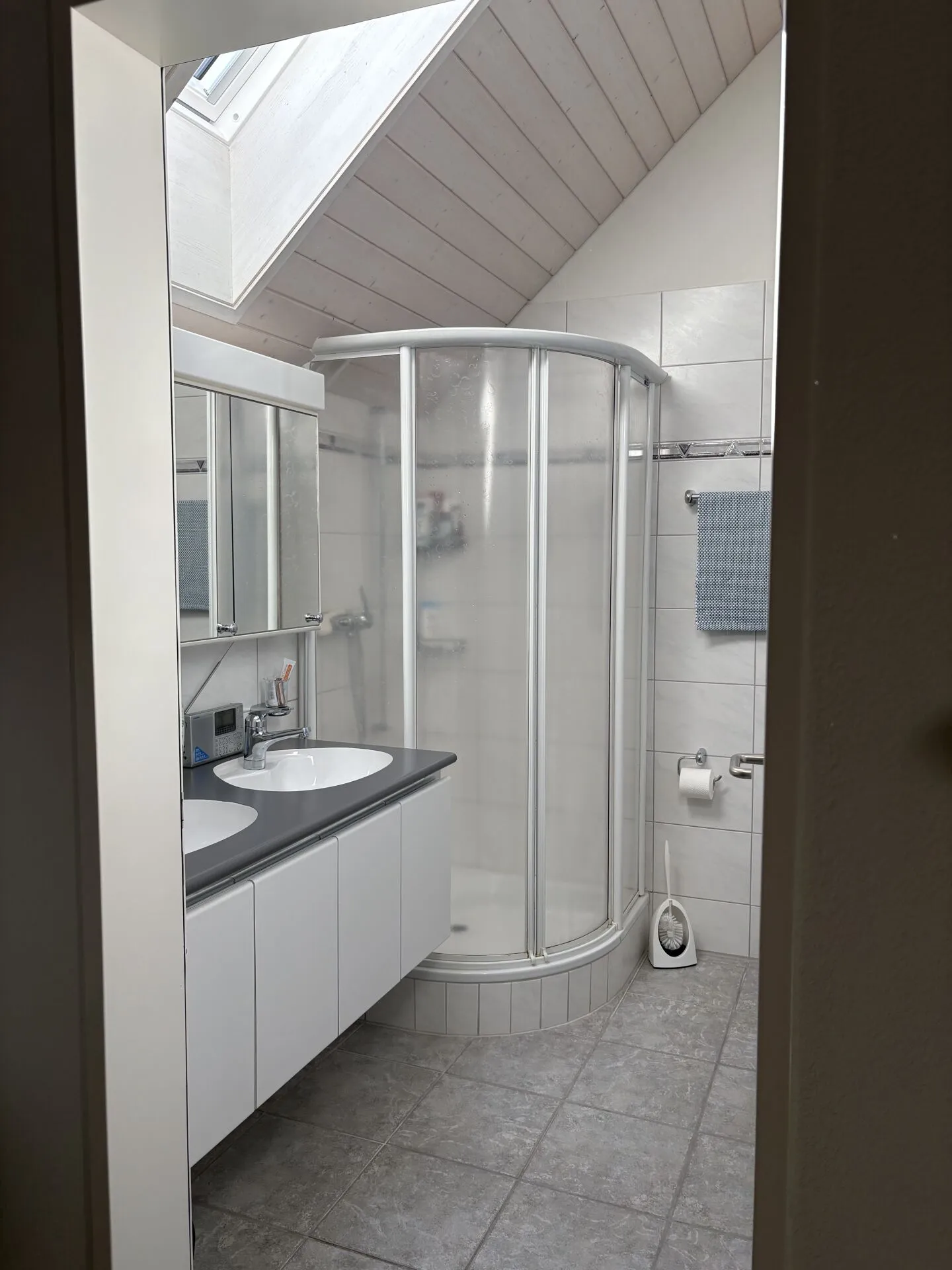 Appartement en duplex de 5,5 pièces avec beaucoup d'espace et de flexibilité dans un emplacement calme, à 5 minutes à pied de la gare de Bonstetten-Wettswil - Photo 7 sur 8