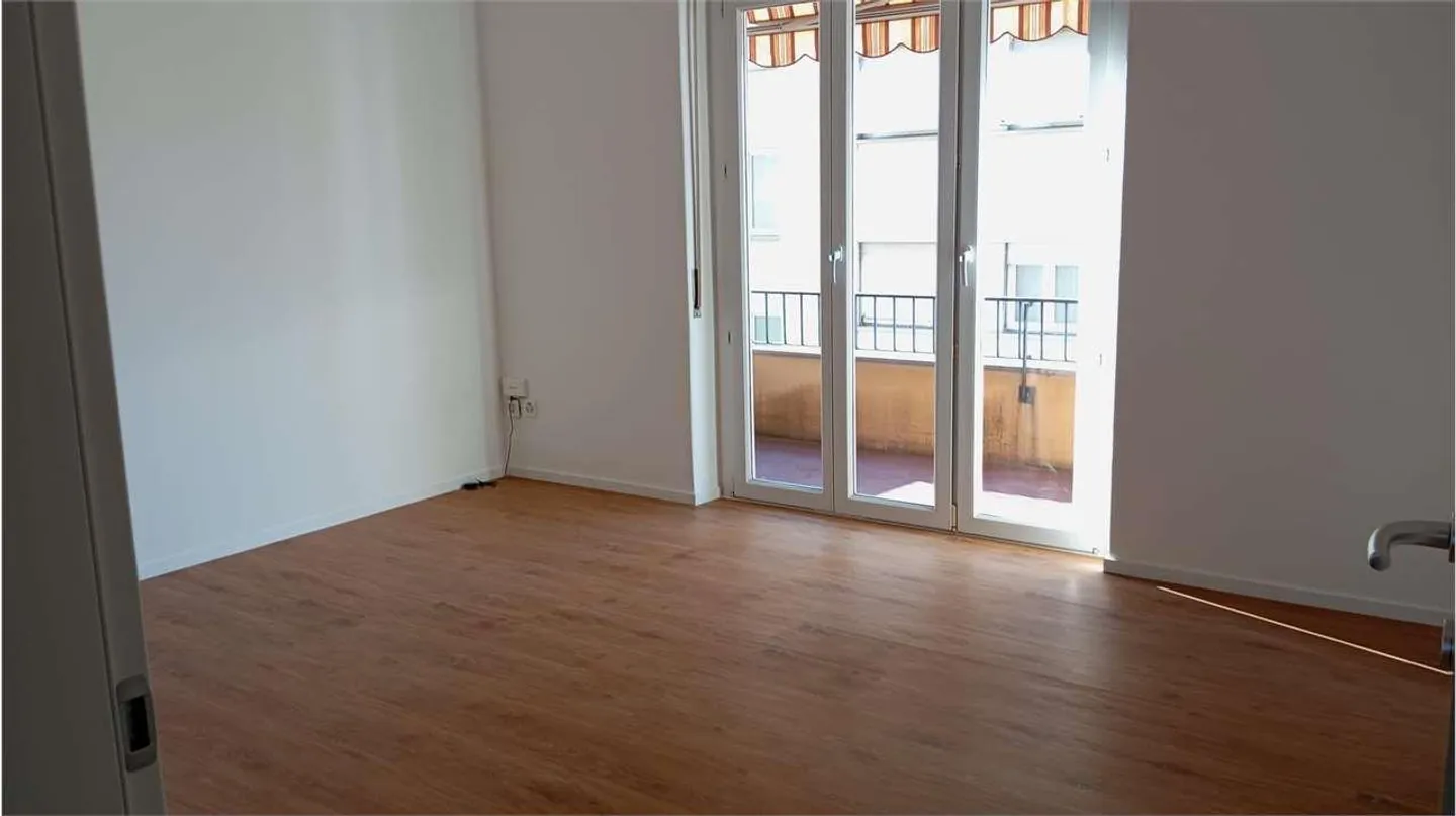Appartement spacieux de 4,5 pièces à Chiasso rénové - Photo 2 sur 8