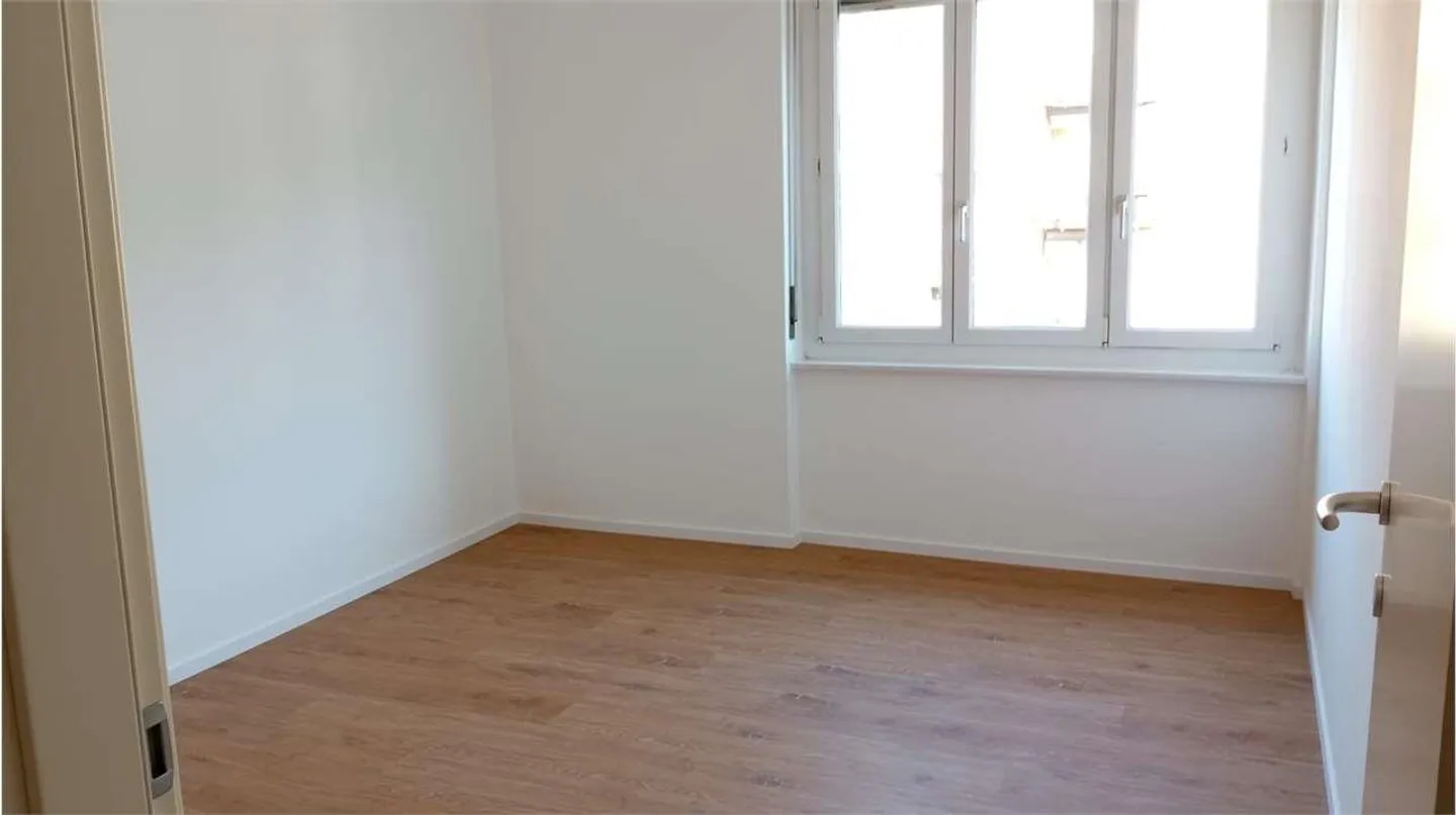 Appartement spacieux de 4,5 pièces à Chiasso rénové - Photo 4 sur 8