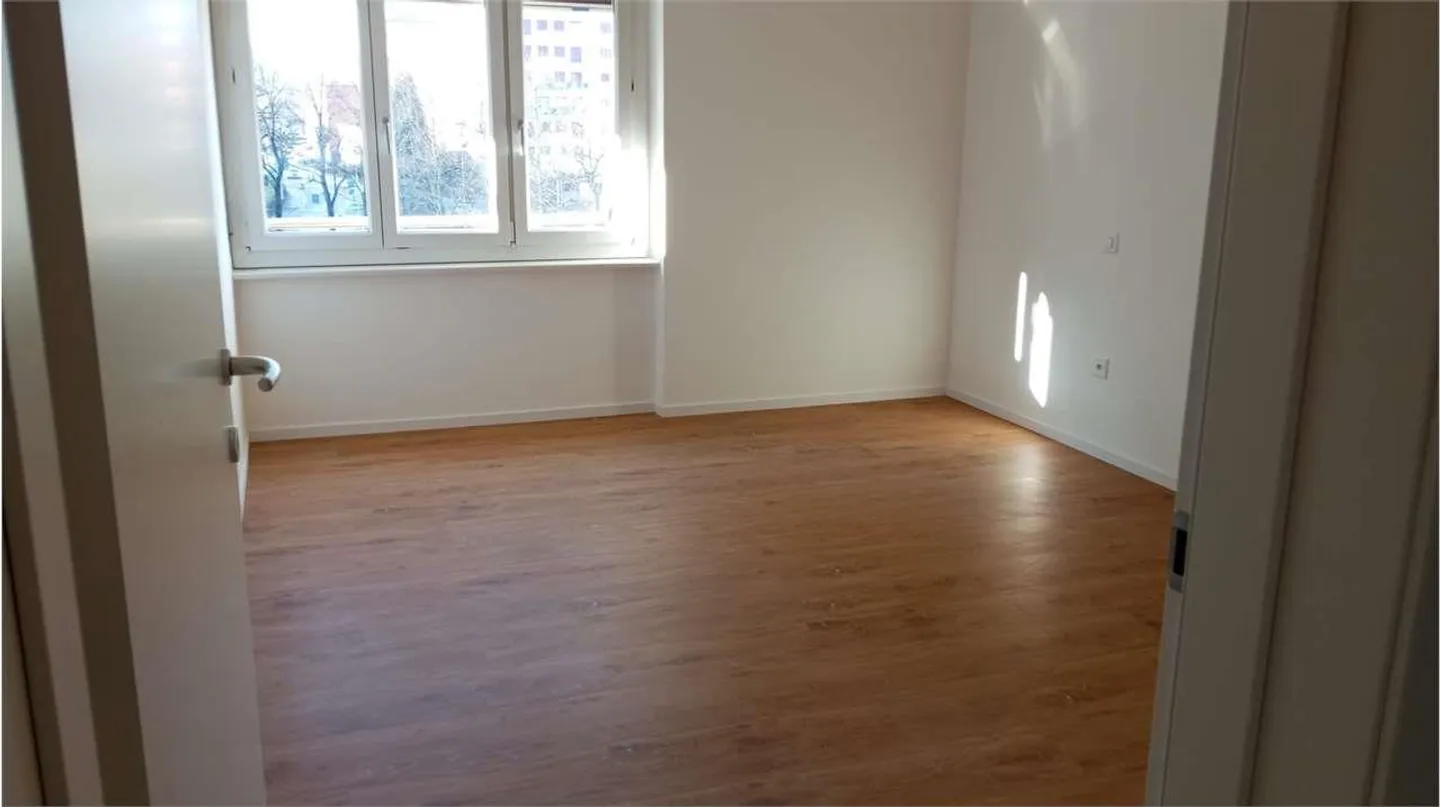 Appartement spacieux de 4,5 pièces à Chiasso rénové - Photo 5 sur 8