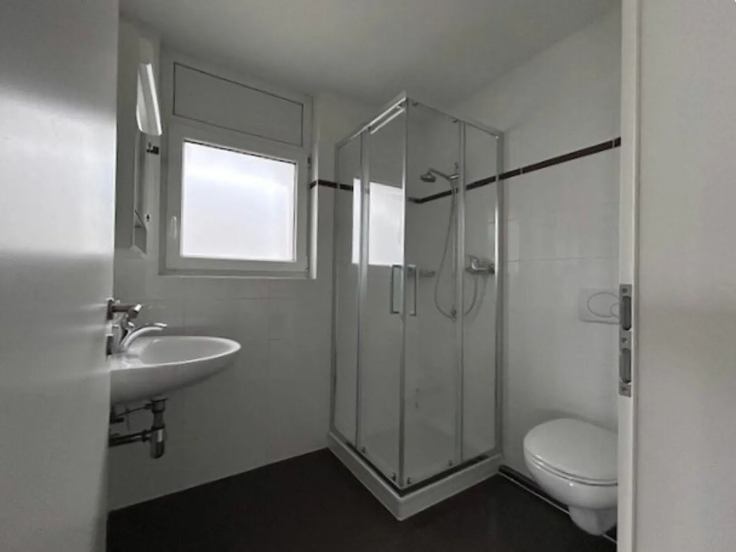 APPARTEMENT MODERNE DE 4.5 PIÈCES - VUE SUR LE LAC - Photo 14 sur 19