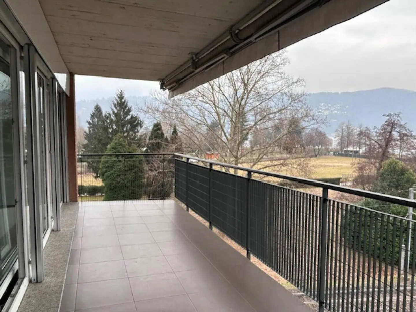 APPARTEMENT MODERNE DE 4.5 PIÈCES - VUE SUR LE LAC - Photo 16 sur 19