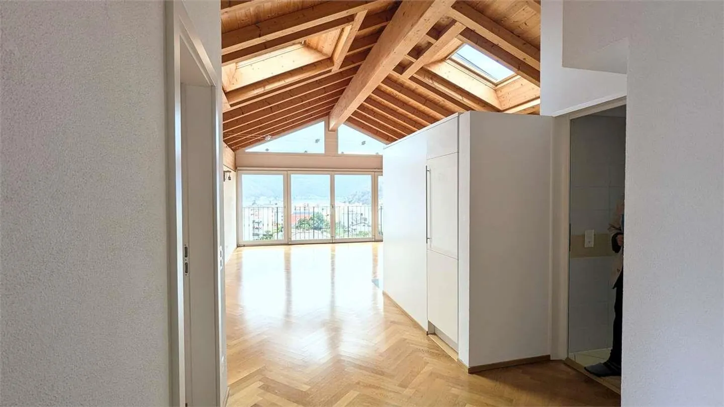 Caslano, magnifique penthouse 4,5 dans une vieille maison - Photo 5 sur 13