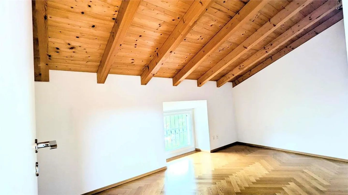 Caslano, magnifique penthouse 4,5 dans une vieille maison - Photo 6 sur 13