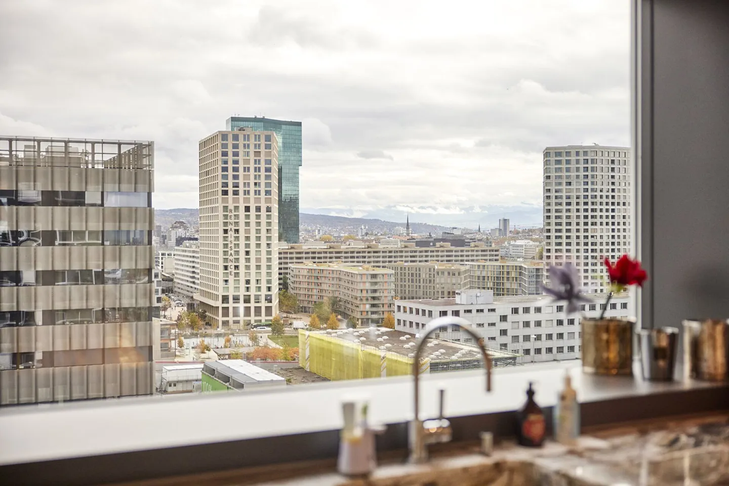 Above the rooftops of Zurich - Elegant design & unique interior architecture - Photo 2 of 3
