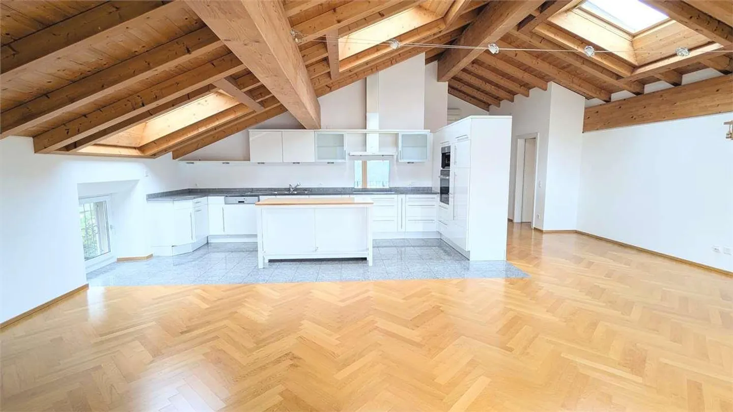 Caslano, magnifique penthouse 4,5 dans une vieille maison - Photo 4 sur 13