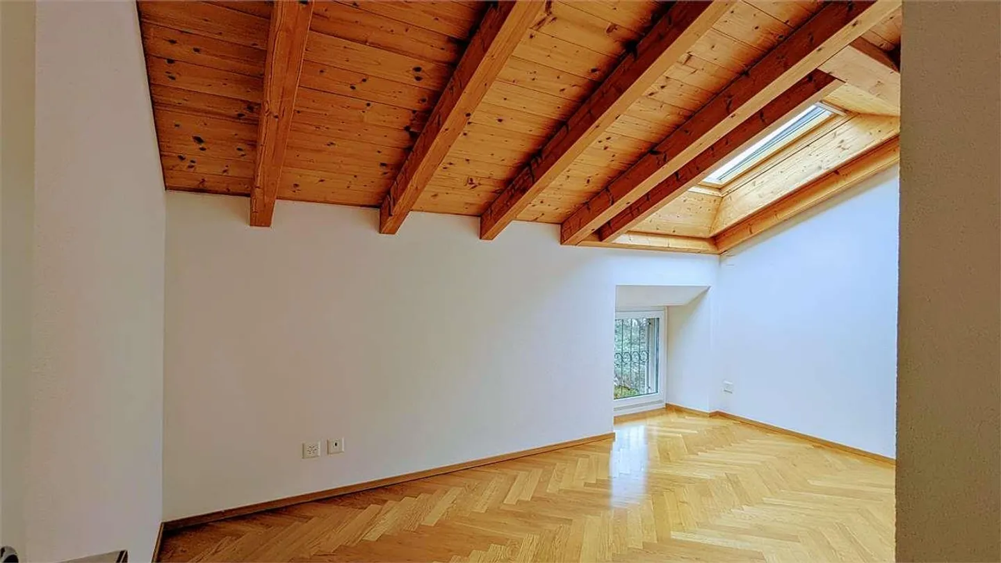 Caslano, magnifique penthouse 4,5 dans une vieille maison - Photo 7 sur 13
