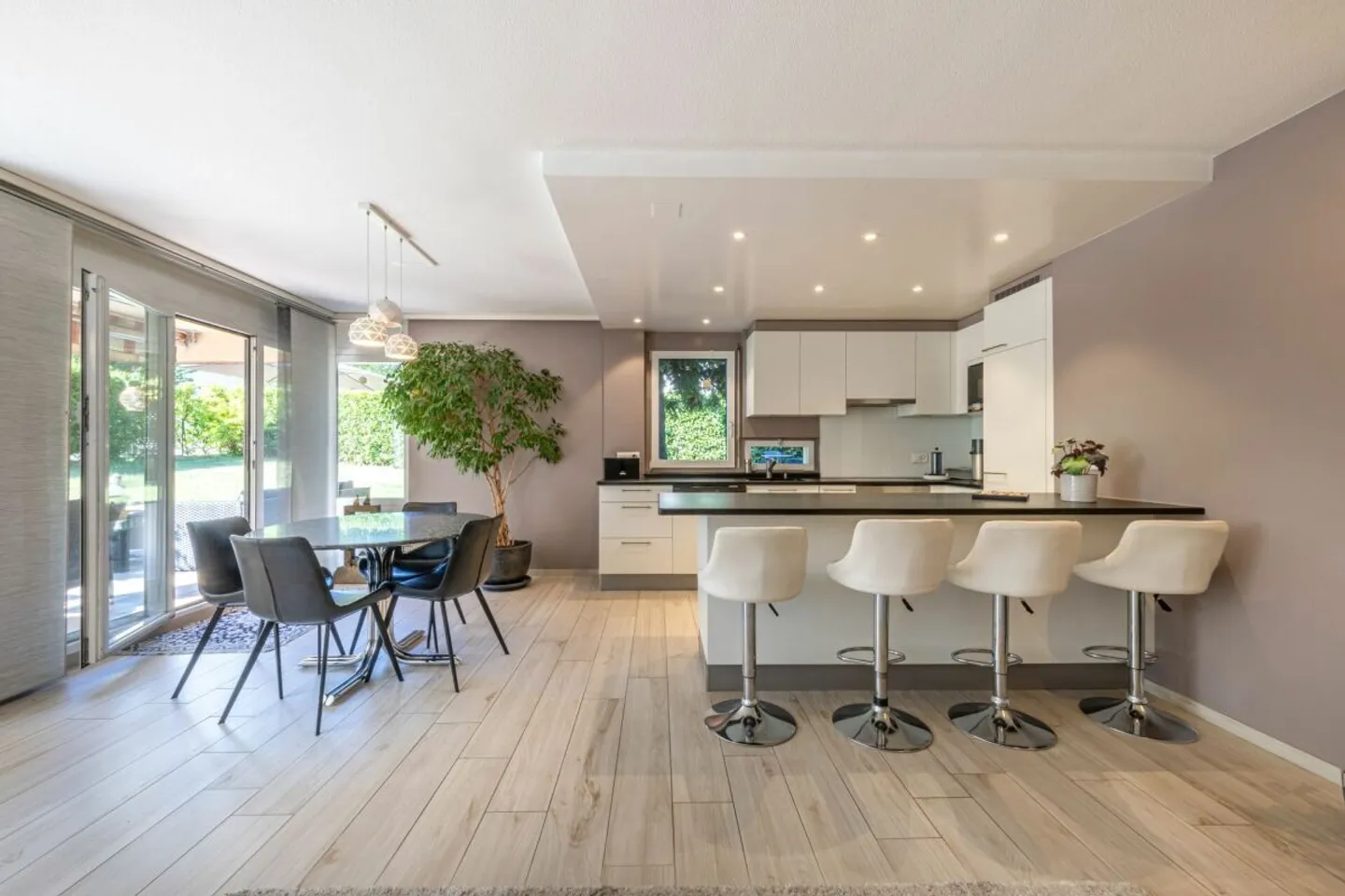 Ampio appartamento di 4,5 locali con giardino - Foto 3 di 14