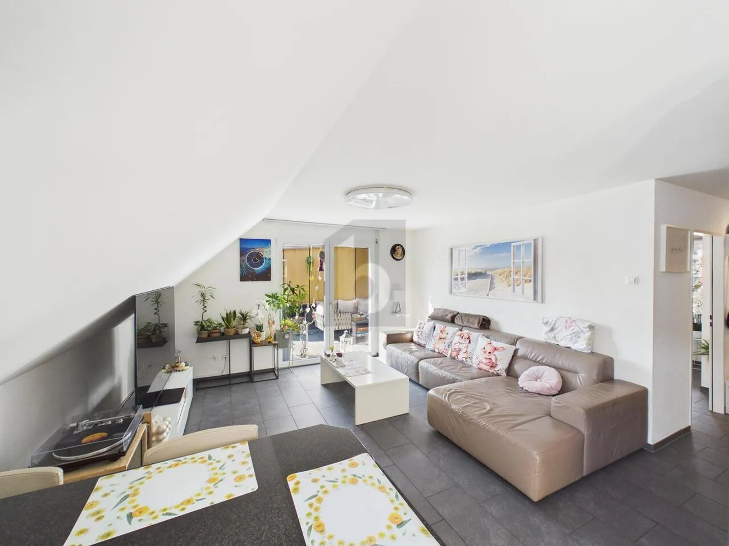 Charming Apartment in Central Location - Photo 2 of 6