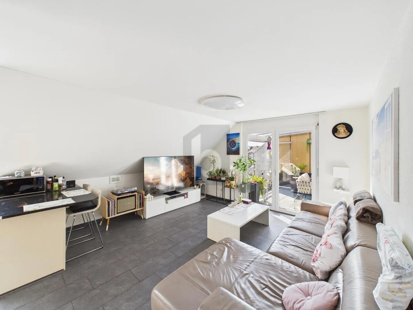 Charming Apartment in Central Location - Photo 5 of 6