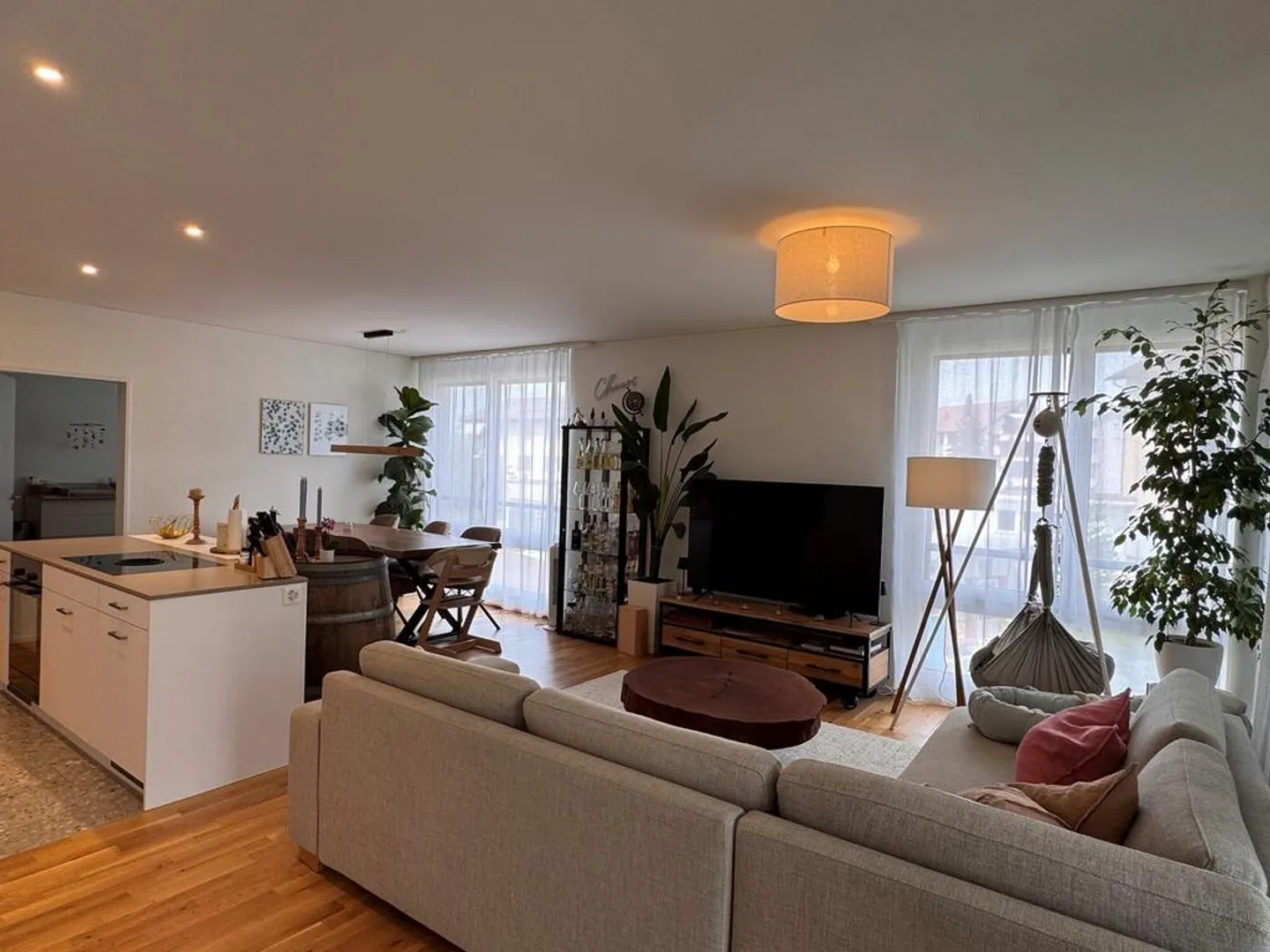 Modern and cozy 3.5-room apartment with loggia in Uster - Photo 3 of 8