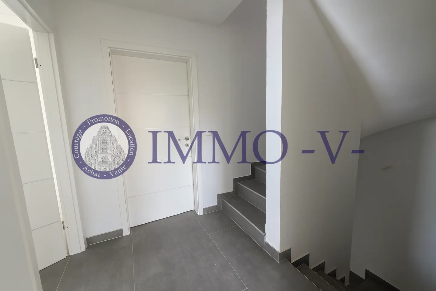 Casa familiare moderna di 160 m² con terrazze e soffitte convertite - Foto 6 di 12