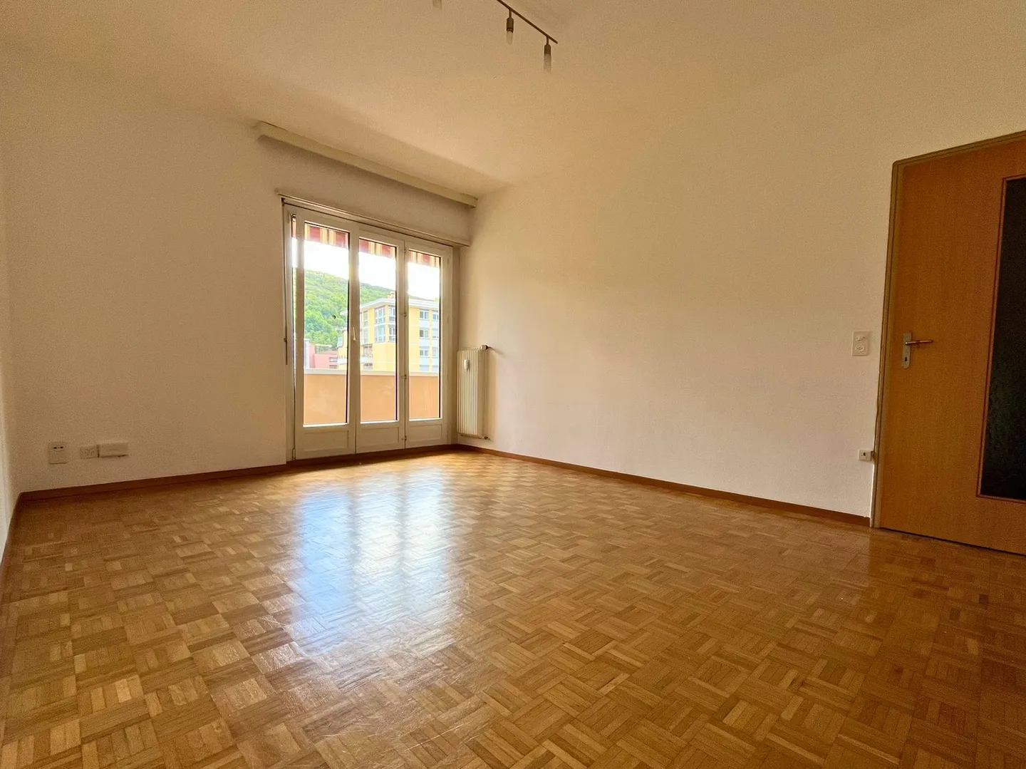 Appartamento luminoso di 2,5 locali nel centro di Chiasso, strategicamente situato e ben collegato - Foto 3 di 13