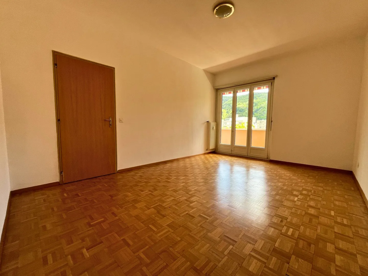 Appartamento luminoso di 2,5 locali nel centro di Chiasso, strategicamente situato e ben collegato - Foto 4 di 13