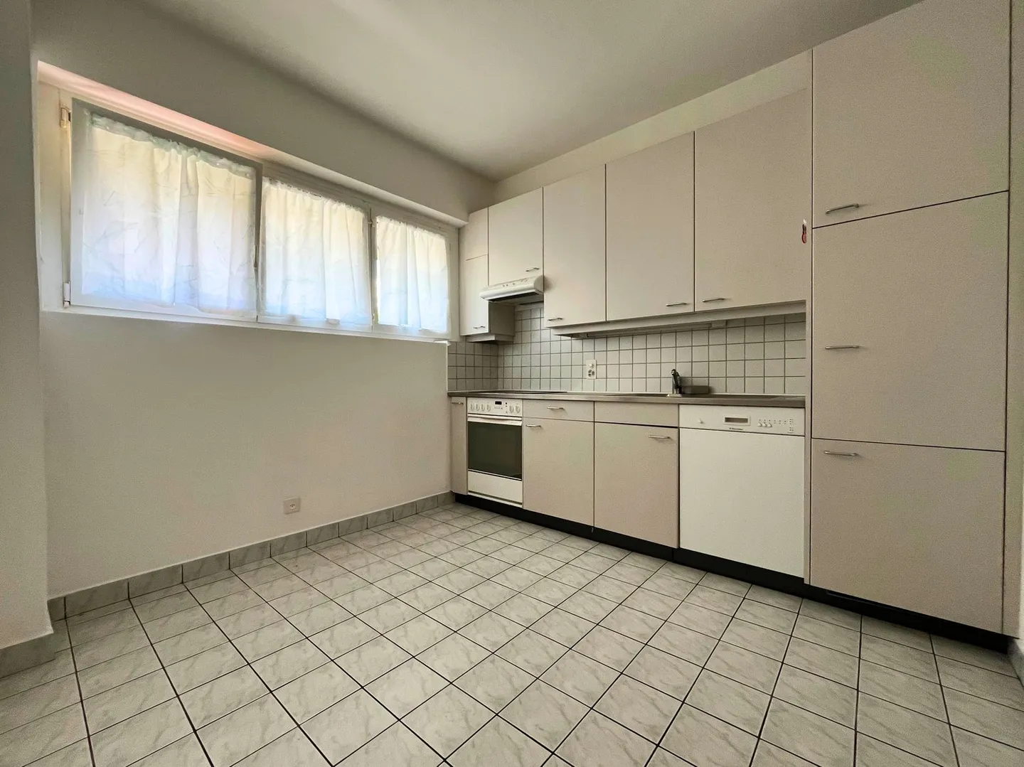 Appartamento luminoso di 2,5 locali nel centro di Chiasso, strategicamente situato e ben collegato - Foto 8 di 13