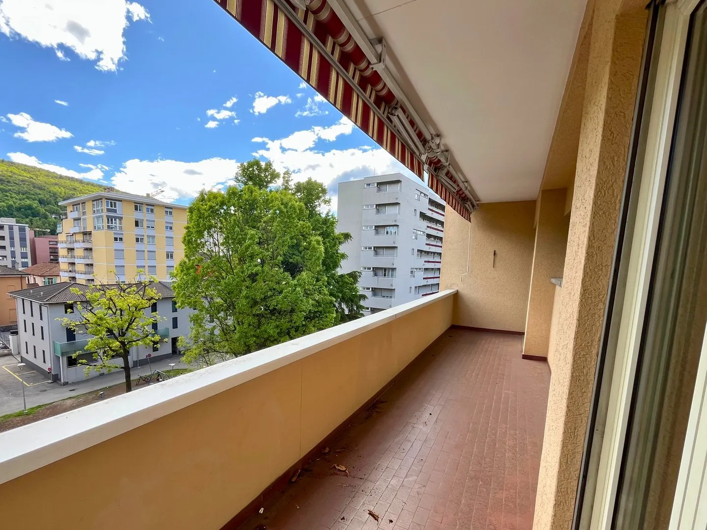 Appartamento luminoso di 2,5 locali nel centro di Chiasso, strategicamente situato e ben collegato - Foto 9 di 13