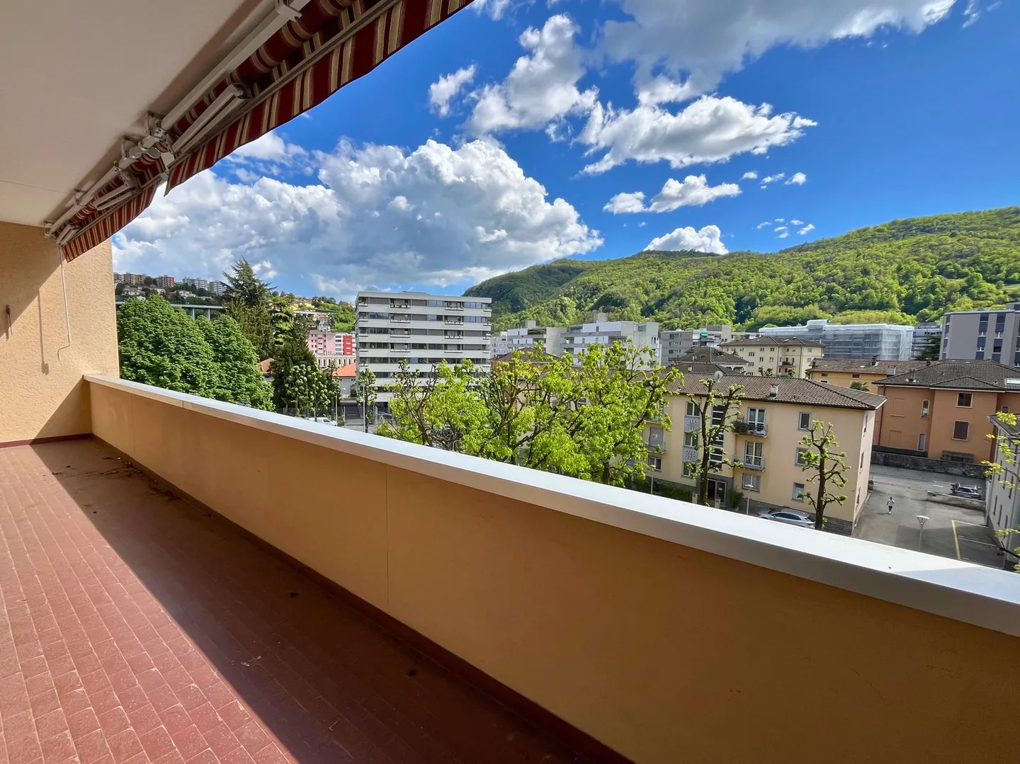 Appartamento luminoso di 2,5 locali nel centro di Chiasso, strategicamente situato e ben collegato - Foto 11 di 13