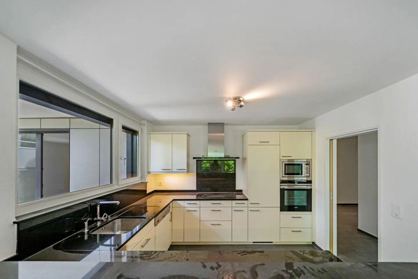 Spacious 3.5 Room Garden Apartment - Photo 4 of 14