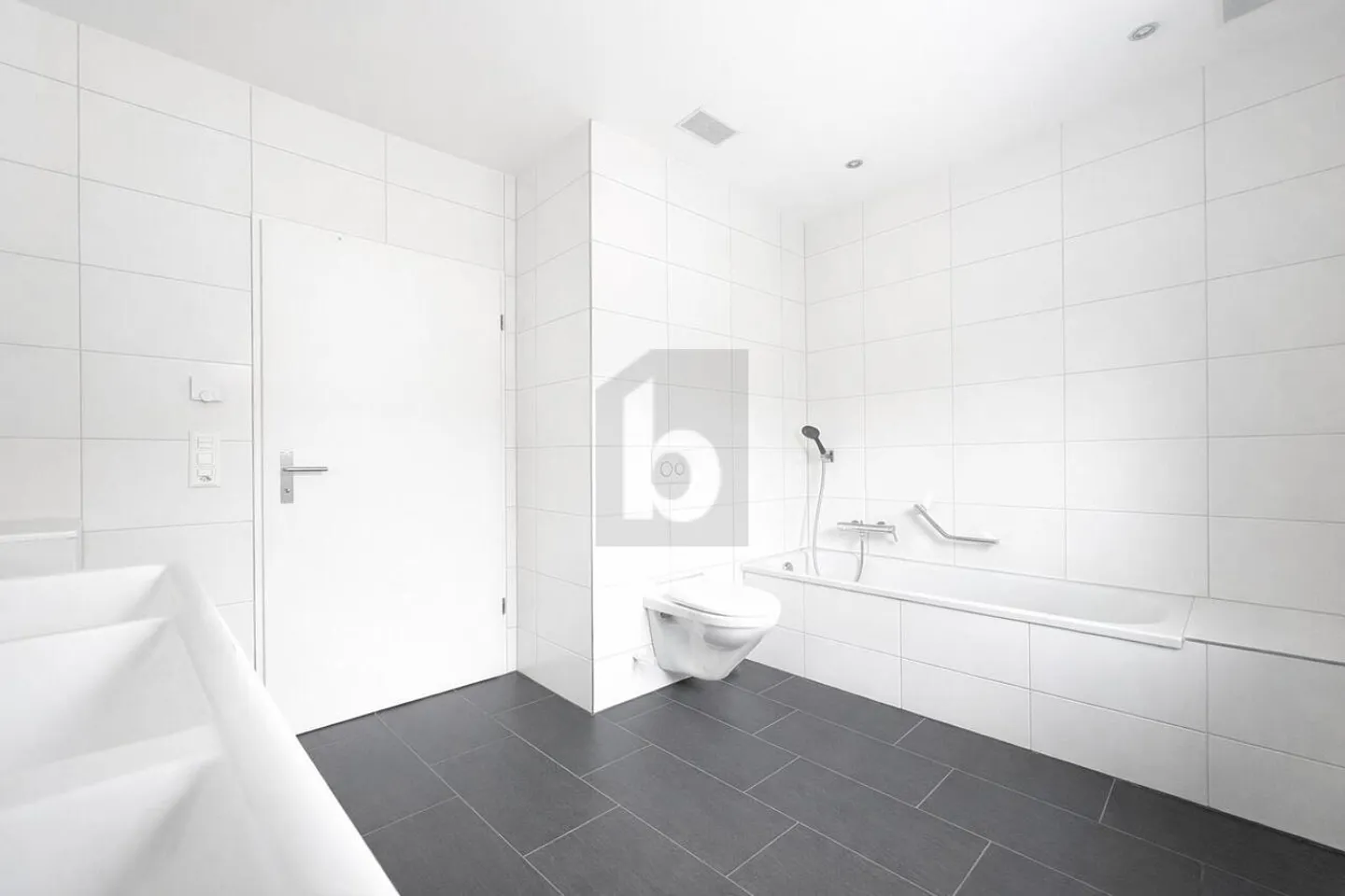 LUMINOSO, MOLTO CENTRALE CON BALCONE - Foto 2 di 6