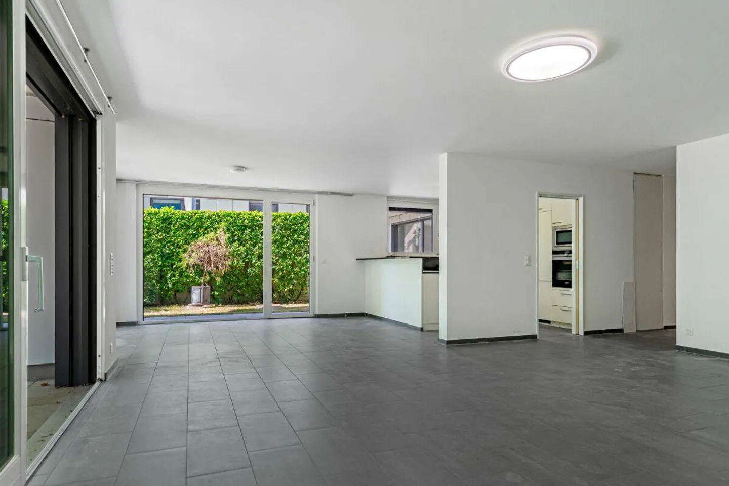 Spacious 3.5 Room Garden Apartment - Photo 2 of 14